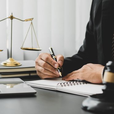 Brampton-criminal-lawyer-working-on-a-case