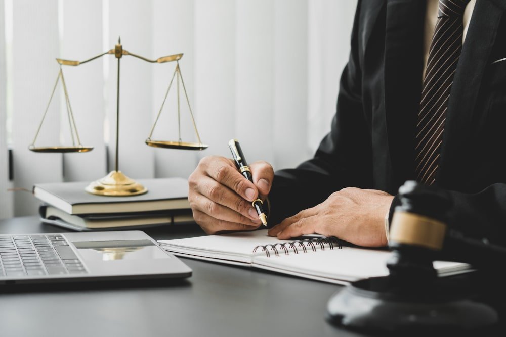 Brampton-criminal-lawyer-working-on-a-case