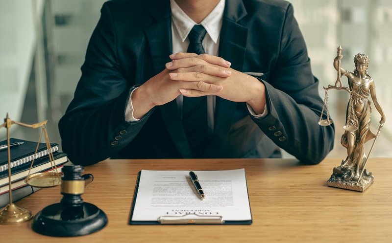 criminal-lawyer-offering-contract-retainer