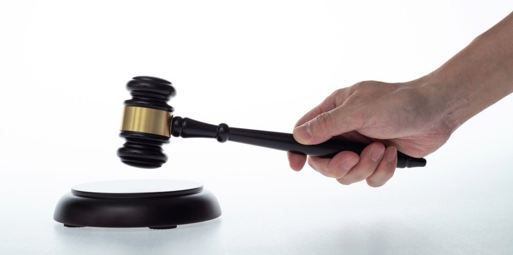 Editorial image introducing a legal guide explaining what happens when criminal charges are dropped in an Ontario court.