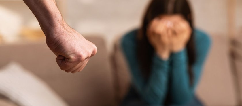 Man threatening his partner with a raised fist, illustrating how domestic assault charges are treated seriously under Ontario’s mandatory prosecution policy.