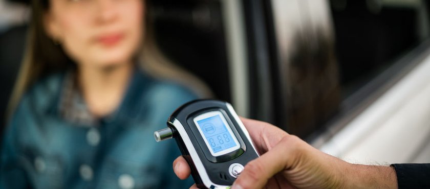 traffic-cop-holding-breathalyzer